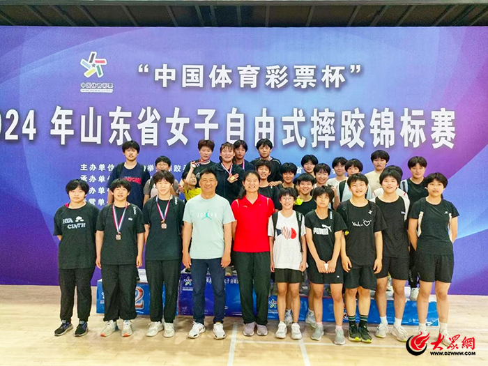 泰安代表队在2024年“中国体育彩票杯”山东省男子、女子自由式摔跤锦标赛中斩获佳绩(图1)