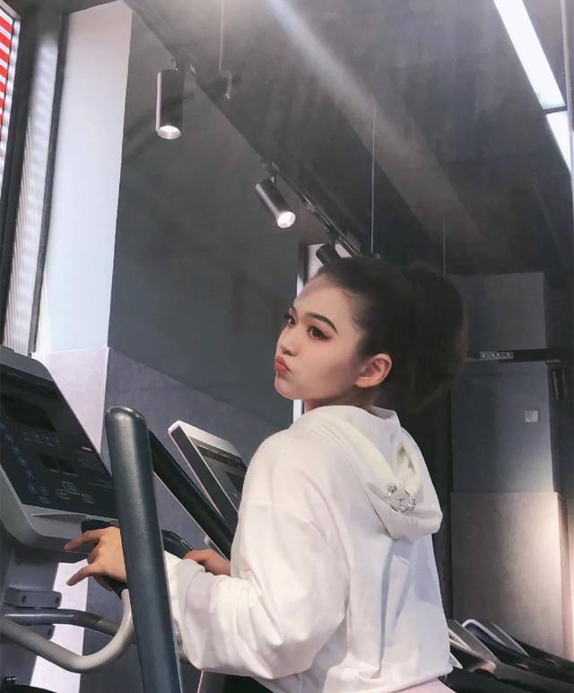 24岁健身模特身材喜欢腿臀训练好身材与年龄无关(图1)