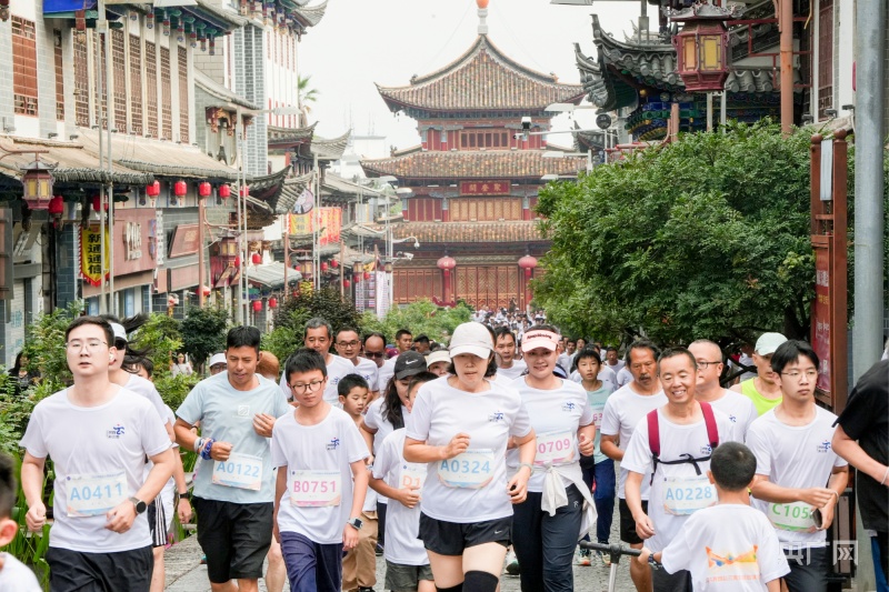 用奔跑感受1200年古城历史 2024奔跑彩云南名城名镇领跑赛开启(图4)