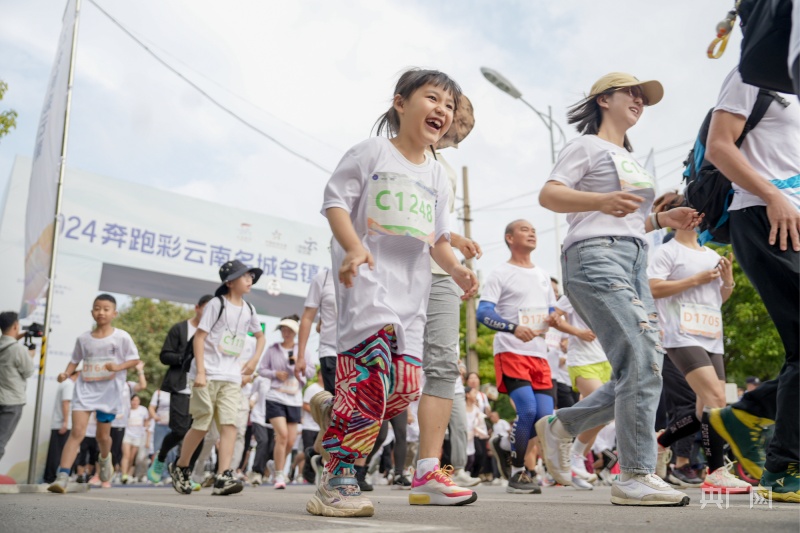 用奔跑感受1200年古城历史 2024奔跑彩云南名城名镇领跑赛开启(图3)