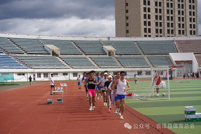 路跑精英齐聚会泽 开展高原体育训练(图3) 路跑精英齐聚会泽 开展高原体育训练(图3)