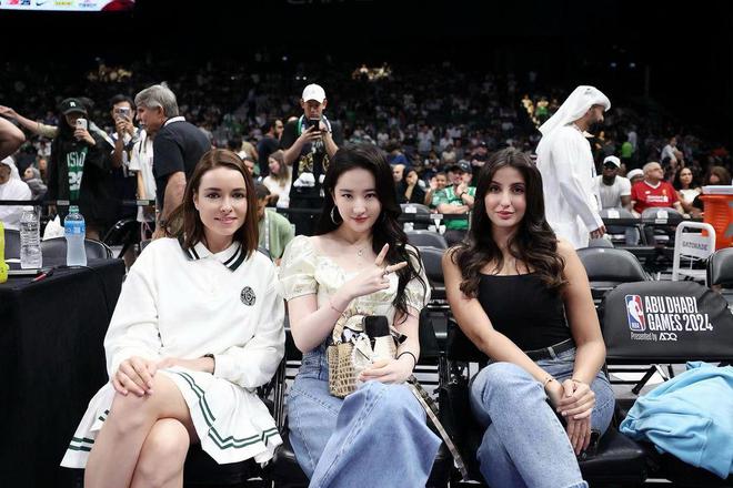 刘亦菲NBA观赛生图曝光与印度女星同框竞美现场交友成功(图10) 刘亦菲NBA观赛生图曝光与印度女星同框竞美现场交友成功(图10)