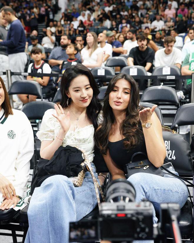 刘亦菲NBA观赛生图曝光与印度女星同框竞美现场交友成功(图9) 刘亦菲NBA观赛生图曝光与印度女星同框竞美现场交友成功(图9)