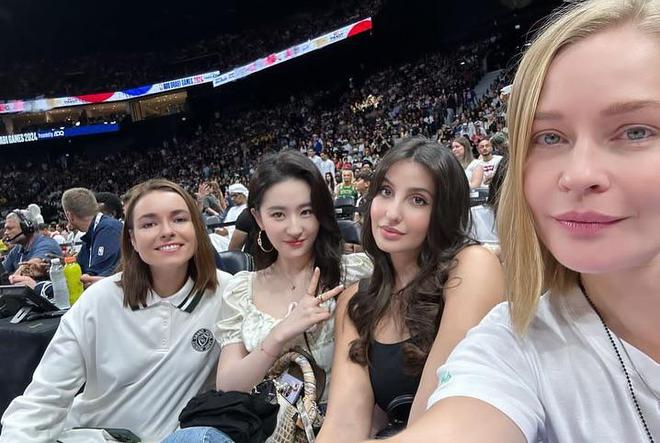 刘亦菲NBA观赛生图曝光与印度女星同框竞美现场交友成功(图11) 刘亦菲NBA观赛生图曝光与印度女星同框竞美现场交友成功(图11)