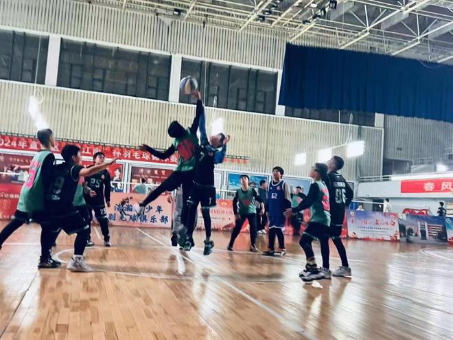 《乐航体育篮球训练赛激情12支队伍齐聚宣化一中篮球馆(图1)