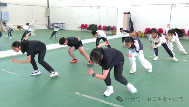 根河市业余体育运动学校速滑队训练热火朝天(图1)