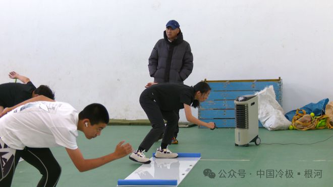根河市业余体育运动学校速滑队训练热火朝天(图3)