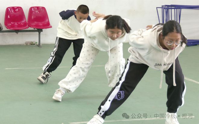 根河市业余体育运动学校速滑队训练热火朝天(图2)