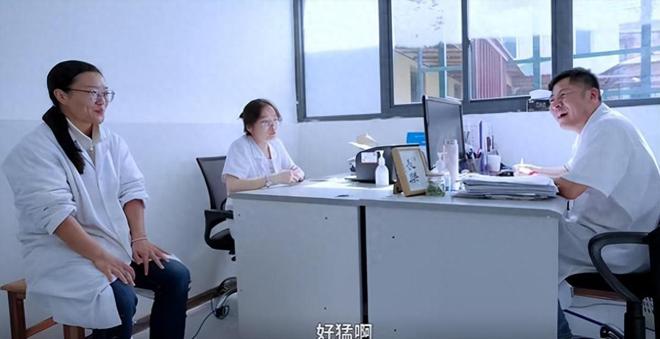 澳门拳击冠军石铭火了！白天当医生晚上打拳击同事：反差很大(图1)