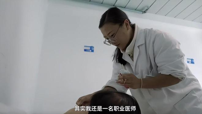 澳门拳击冠军石铭火了！白天当医生晚上打拳击同事：反差很大(图9)