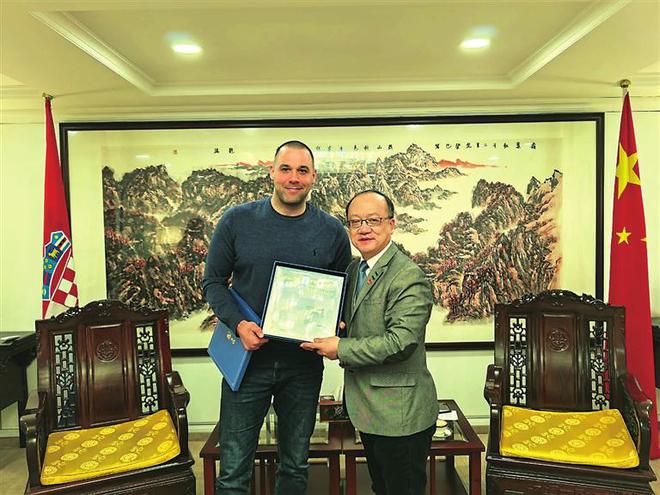 拳王回国的伴手礼是“园区30年”(图1)
