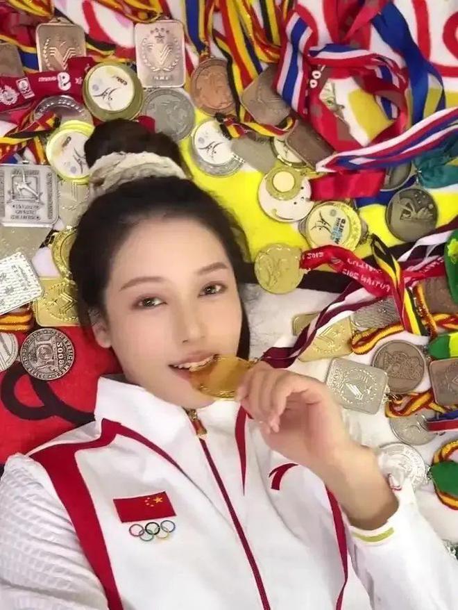 吴柳芳二次被禁言!平台亲下场600万粉丝被清仅剩44万(图13) 吴柳芳二次被禁言!平台亲下场600万粉丝被清仅剩44万(图13)