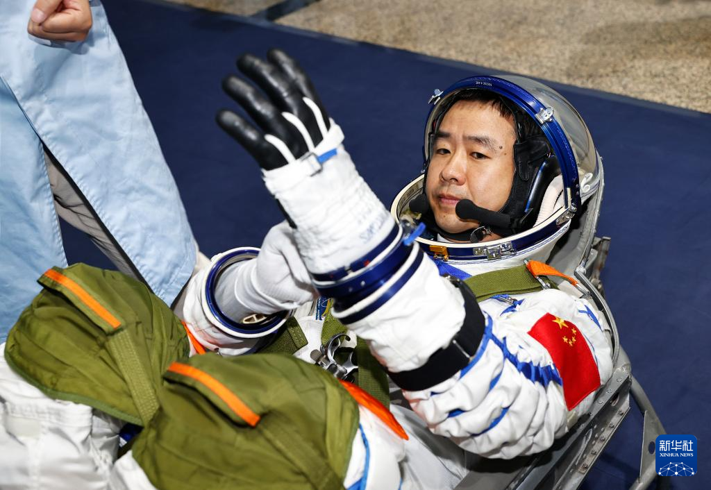 新华全媒+丨逐梦苍穹启新程——记神舟二十号航天员乘组(图6) 新华全媒+丨逐梦苍穹启新程——记神舟二十号航天员乘组(图6)